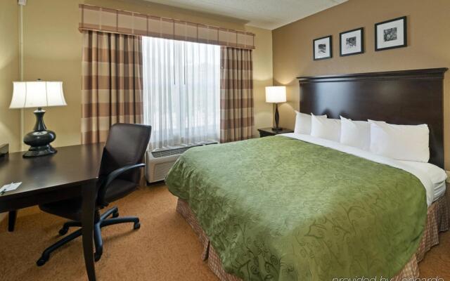 Comfort Inn & Suites near Six Flags