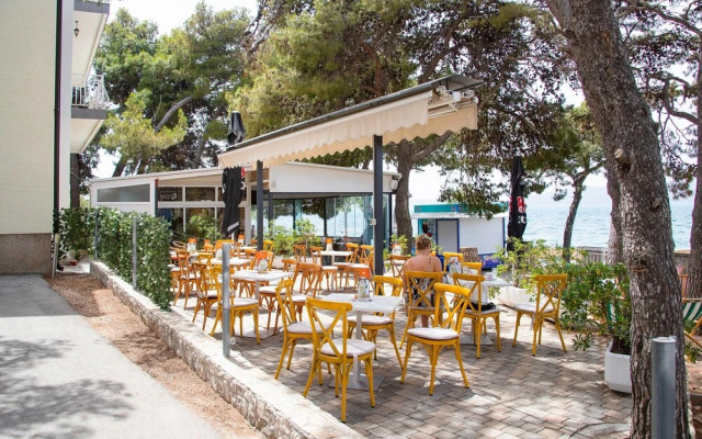 Beachfront Apartment Gaj 12