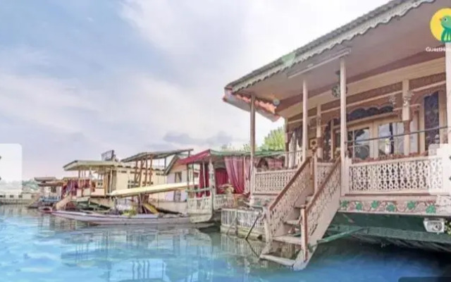 New minar group of houseboats
