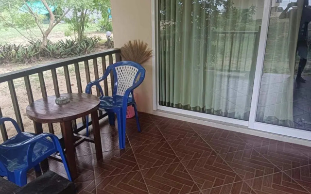 Pranee Beach Bungalows