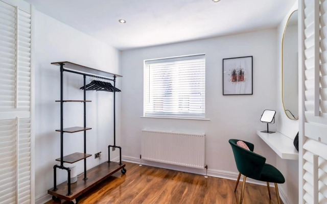 Charming & Central Apt w/ Garden & Free Parking