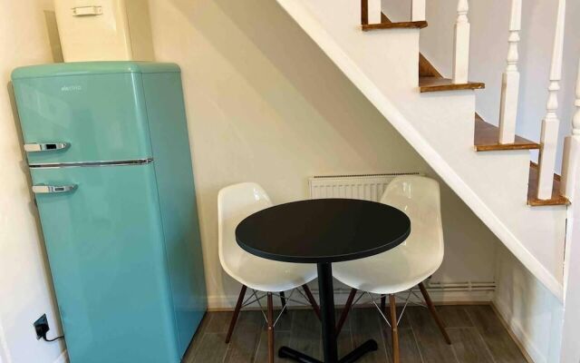 Essex 2-bed House nr Stanstead With Arcade Machine
