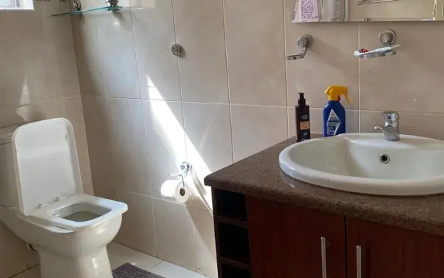 Luxurious 4 bed With Pool in Helensvale - 2255