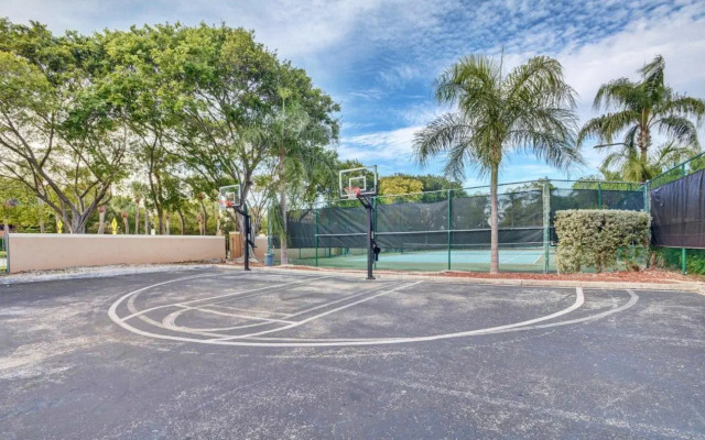 Renovated 2/2 Unit at Yacht Club/Aventura