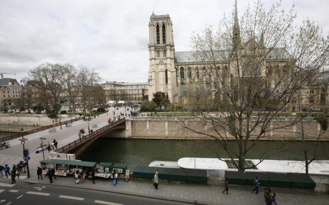 Studio with View of Notre Dame (139)