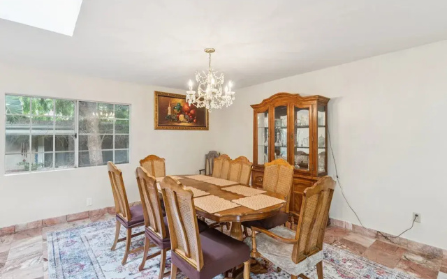 Russell House Near Hollywood & Griffith Park 3 Bedroom Home