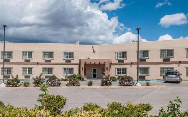 Econo Lodge Inn & Suites