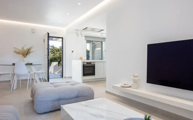 Akonizia Luxury House - With Private Swimming Pool