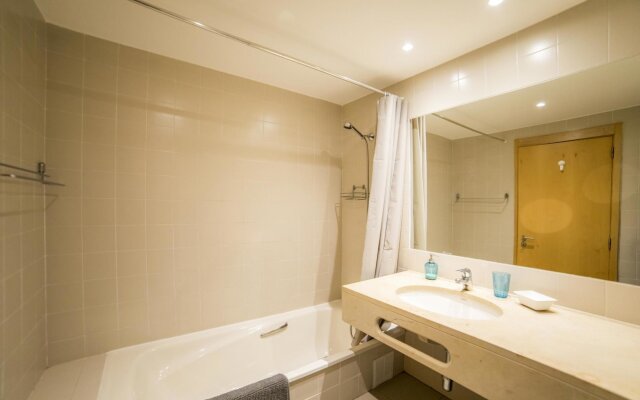 B06 - Top-Floor Marina Club 2 Bed Apartment