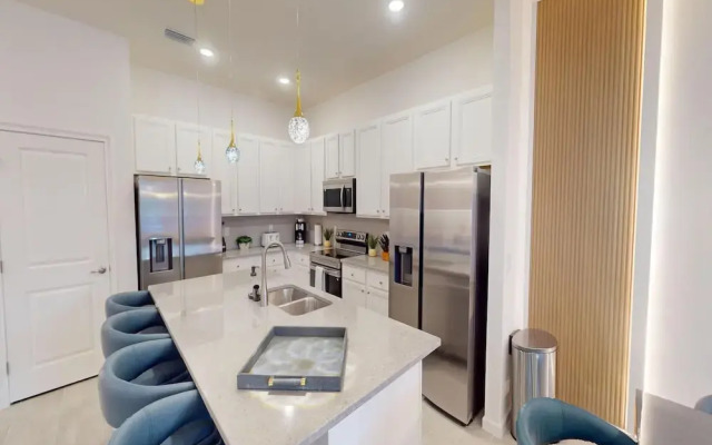 Bernie Pool Home 8 BED