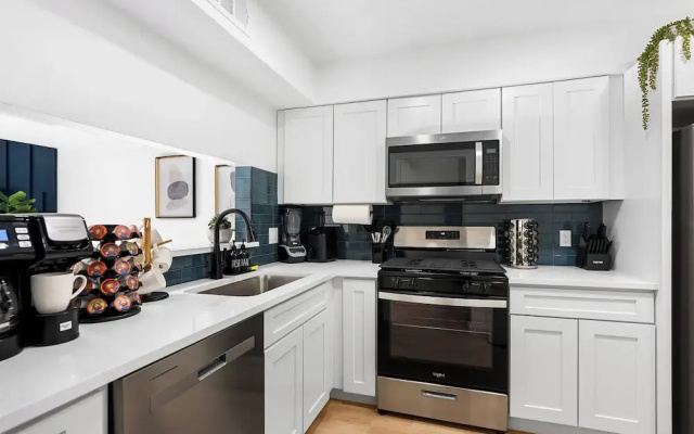 MCM Condo Near DT SoCo Pet Friendly