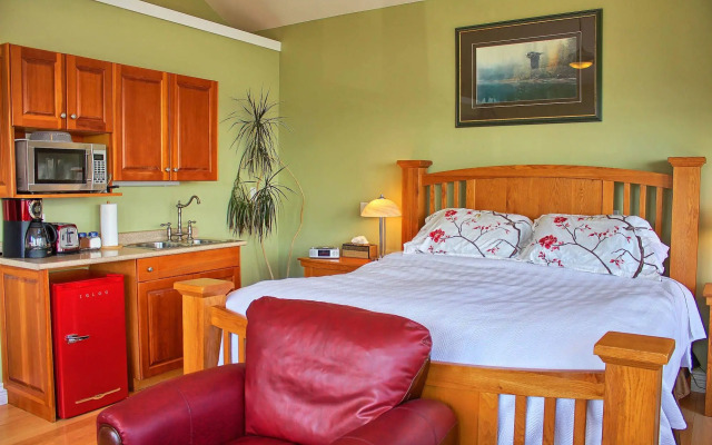 Birds of a Feather Victoria Oceanfront Studio Suites