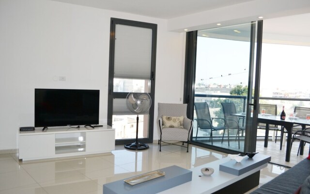 Design Apt Parking Included 2BDR TL30