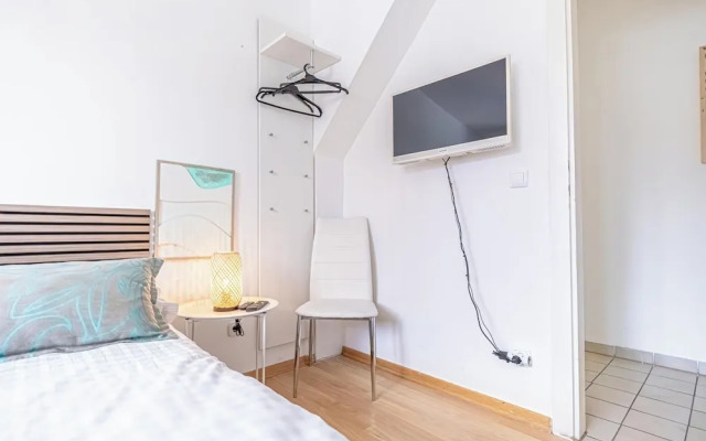 Stylish 3BR Apt With Balcony City Center