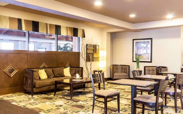 Quality Inn & Suites Oakwood Village - Cleveland South