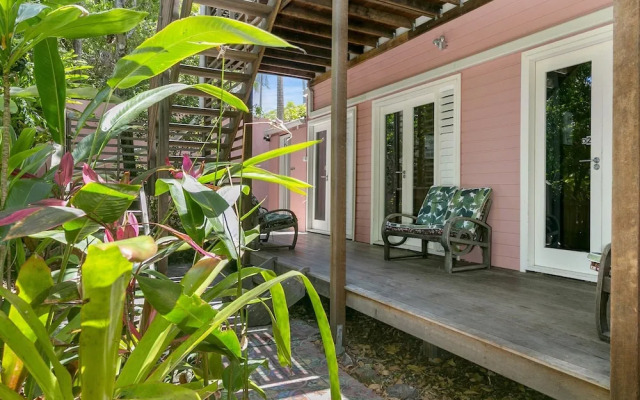 Dolphins Beach House - Hostel