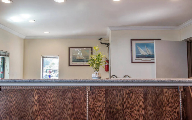 Palm Inn Hotel near Tyler Mall Riverside