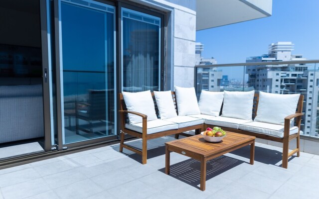 SeaFront Luxurious 3 BR Apartment