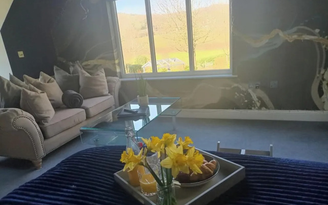 Romantic Chalet- Hot Tub- Games Room-stream-views