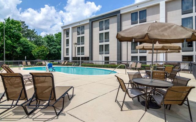 Spark by Hilton Atlanta Airport South College Park