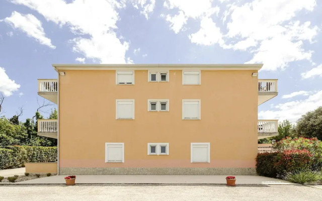 Elegant Apartment in Banjole near Fratarski Otok Island