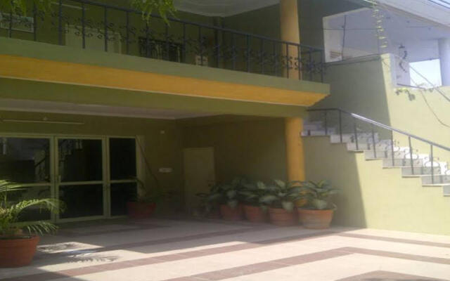 OYO Flagship 23686 UR Guest House