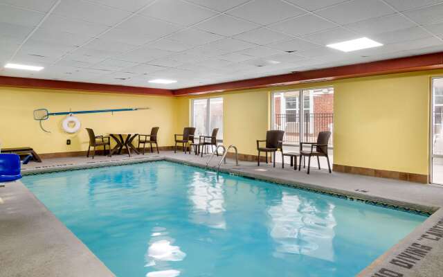 Comfort Inn & Suites Macon North I-75