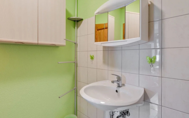 Cozy Apartment near Sea in Warin