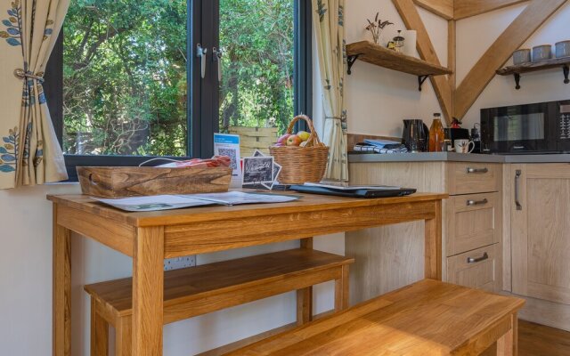 Alfriston Woodland Cabins - Foxes Hollow-hot Tub