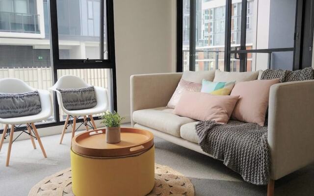 Luxury 1 Bedroom 1 Study With 1 Parking