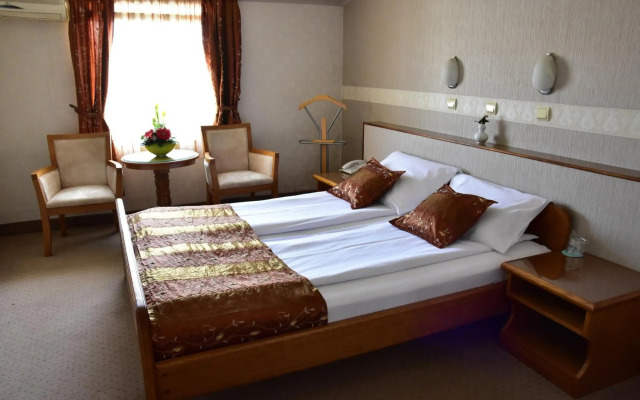 Hotel Lav