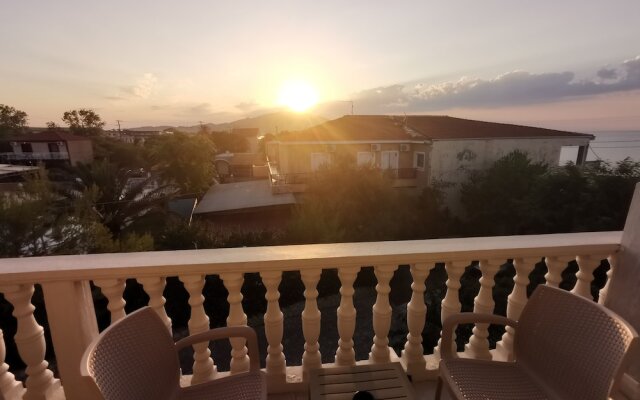 Casa Del Mar Suites & Apartments