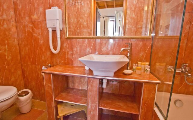 Camelot Traditional & Classic Hotel