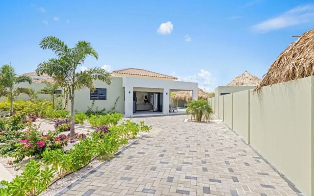 Villa Paradise with pool at mambo beach