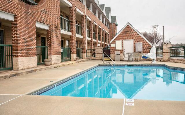 Red Roof Inn & Suites Cornelius – Lake Norman