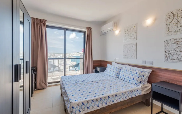 Seashells Penthouse Hot Tub Seaview by Getaways Malta