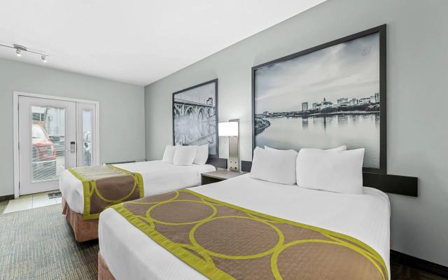 Super 8 by Wyndham Saskatoon Near Saskatoon Airport