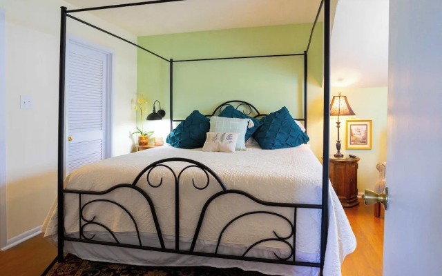 Mariposa Monarch Walk to River