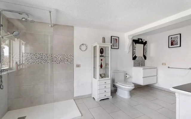 3 Bed Villa - Sleeps 6 - Private Pool - Hot Tub- Parking - Wifi