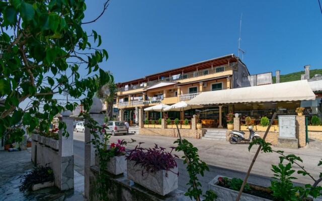 Bella Grecia Studios and Apartments