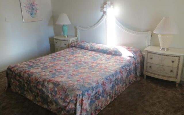 Holiday House Motel