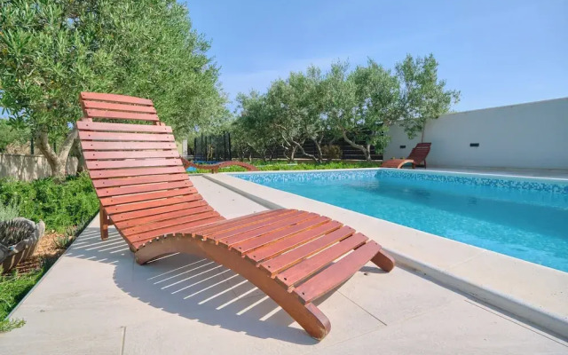 Beachfront villa Mihovil w. beach access