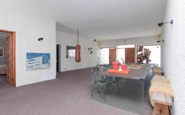 Exclusive Design Villa : 1080 m2, oceanfront, 2 swimming pools.