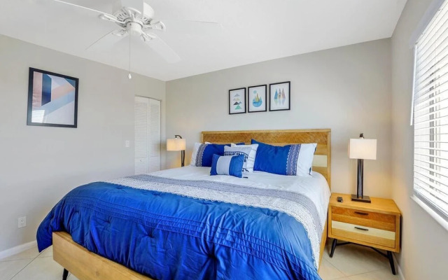 Inviting Beachfront Condo With Pool, spa and Views