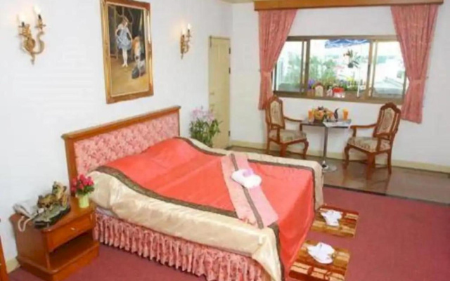 13 Coins Hotel Bang Yai