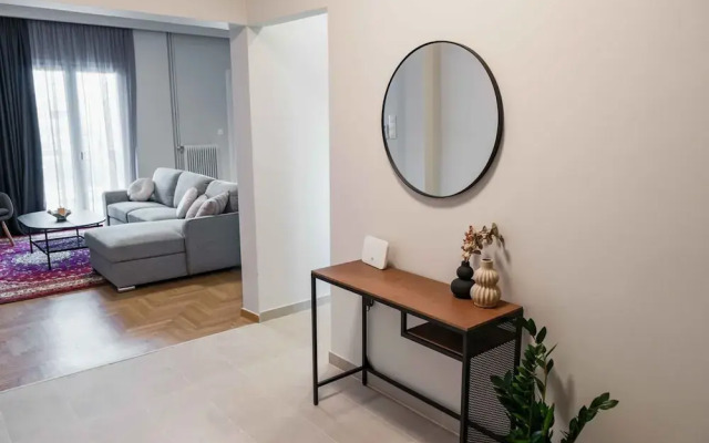Spacious Seaside Flat at Alimos