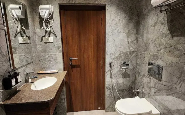 OYO 10323 Hotel Gorbandh