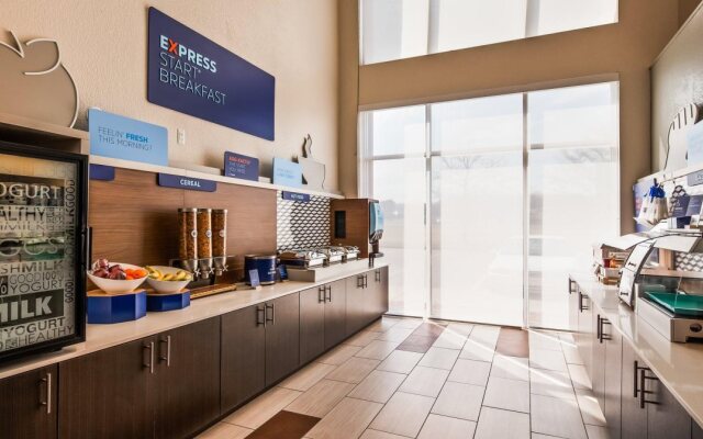 Holiday Inn Express & Suites Detroit - Farmington Hills by IHG