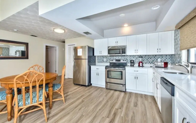 Avanti Vacation Rental, Relaxing 3-BR Retreat with Private Pool Minutes from Vanderbilt Beach and Delnor-Wiggins State Park. Enjoy Southern Exposure, BBQ Area, and Pet-Friendly Comfort