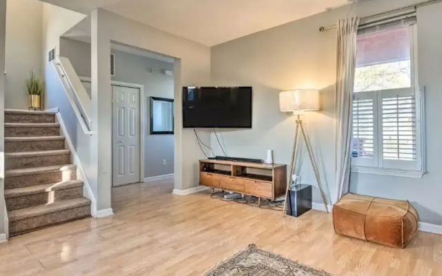 Cozy Downtown Escape
